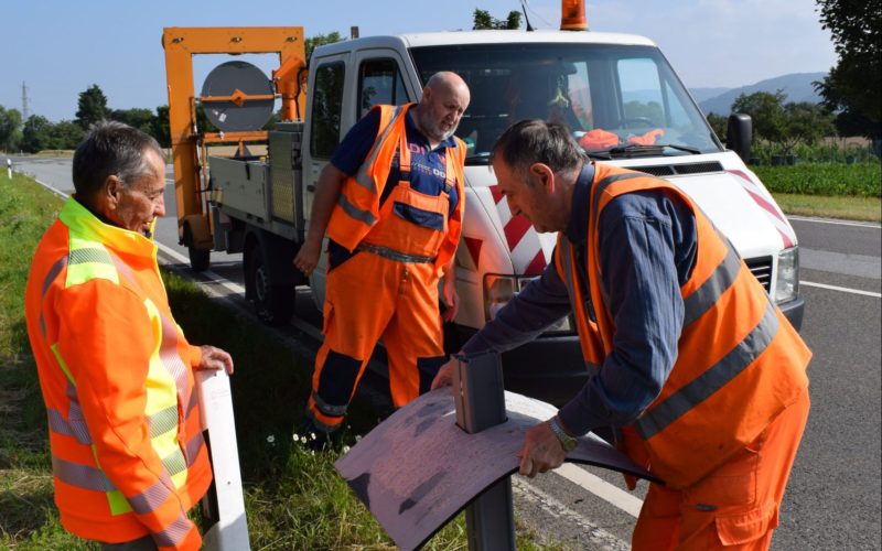 Bilder 19.07.19 115 Danach wird der Leitpfosten wieder aufgesetzt.